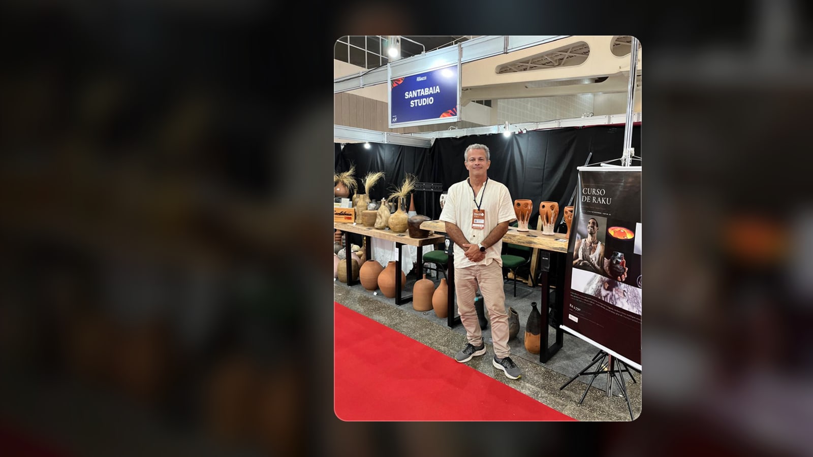 Marcelo Santabaia no stand da Fenacce, com jarros e vasos sobre mesas de madeira